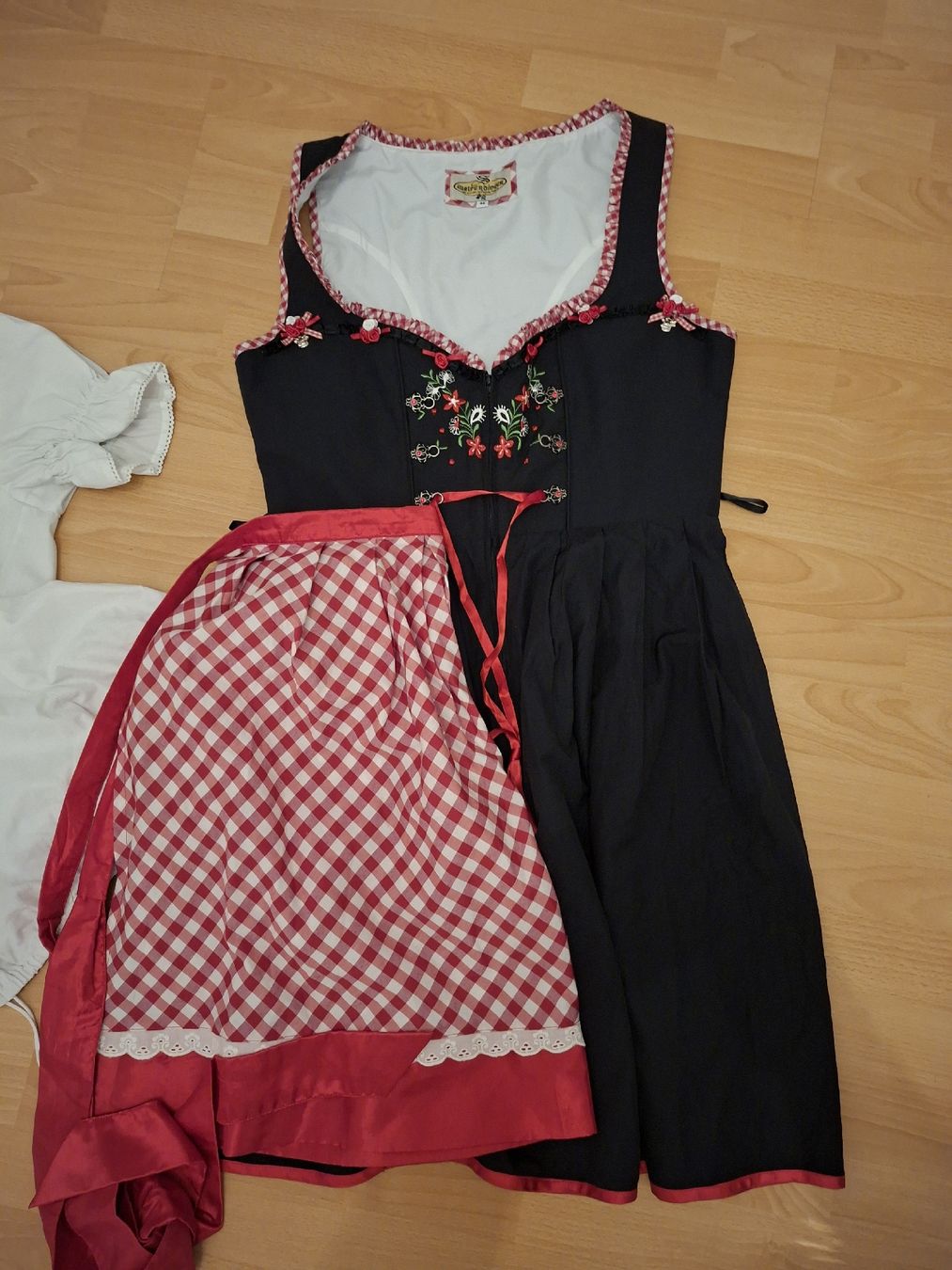 Robes: Dirndl – Neuf (Voir description) à Jeuss par cat_tyh2 1