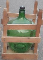 Grosse Glasballonflasche in Holzgestell, 54 Liter Volumen