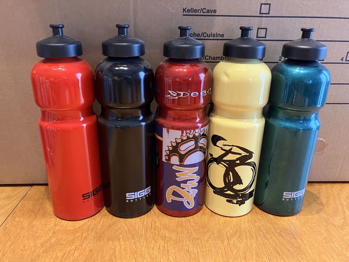 Sigg Borracce & Thermos: Konvolut 45 Sigg Trinkflaschen aus Sammlung – Nuovo (secondo la descrizione) da Balterswil venduto da Swiss611 6