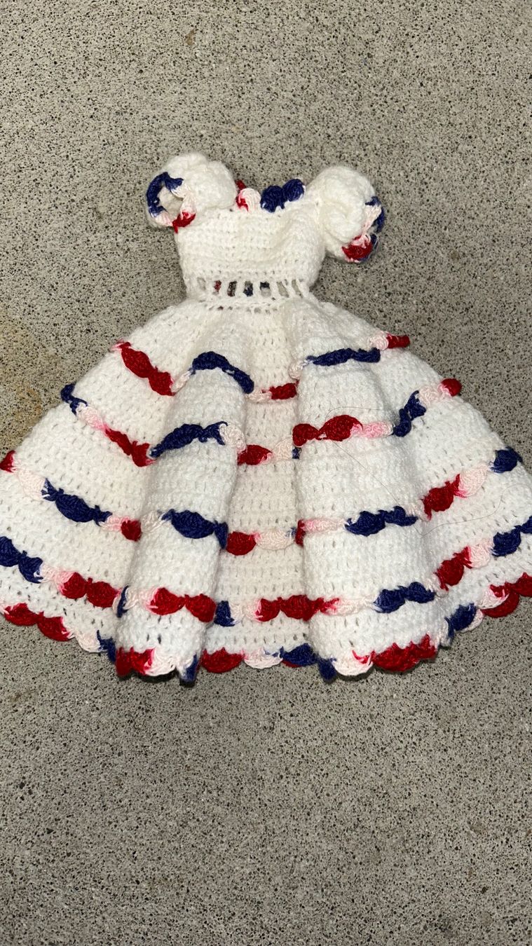 Poupées: Gestricktes Barbiekleid - Handmade – D'occasion à Safenwil par 2hand_aber_wertvoll