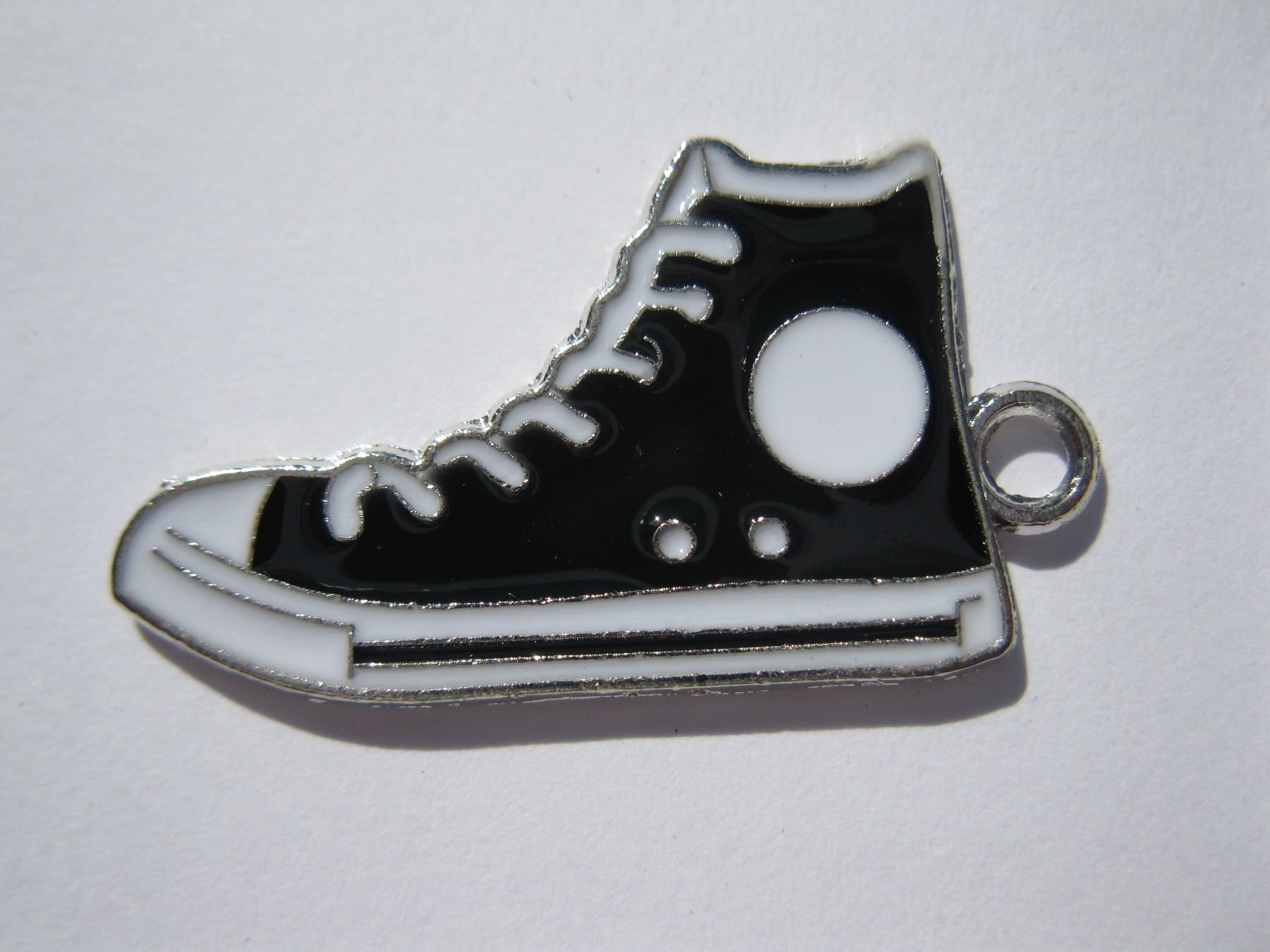 Perlen (unechte): Anhänger Turnschuh, schwarz, 2x3cm – Neu und originalverpackt aus St. Margarethen TG von LuanaKa