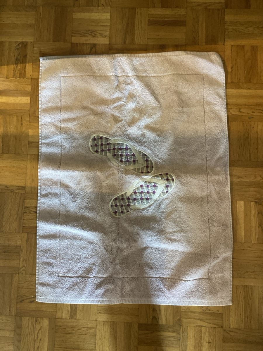 Teppiche: Tapis de bain rose, tongs brodées – Gebraucht aus Genève von captus