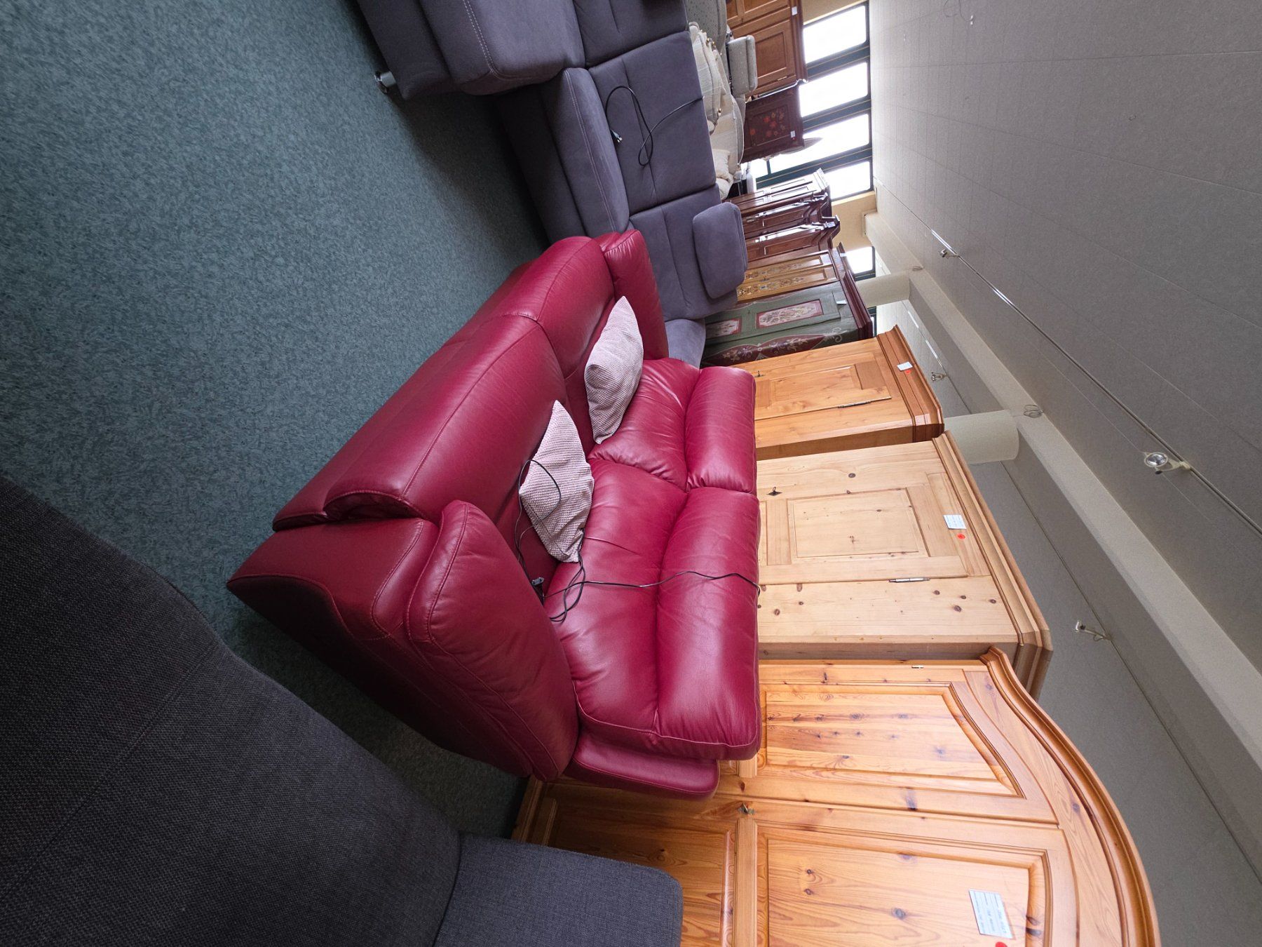 Divani: Rotes Ledersofa 2-Sitzer mit elektrischer Relaxfunktion – Usato da Zofingen venduto da BerchtoldBrocki 1