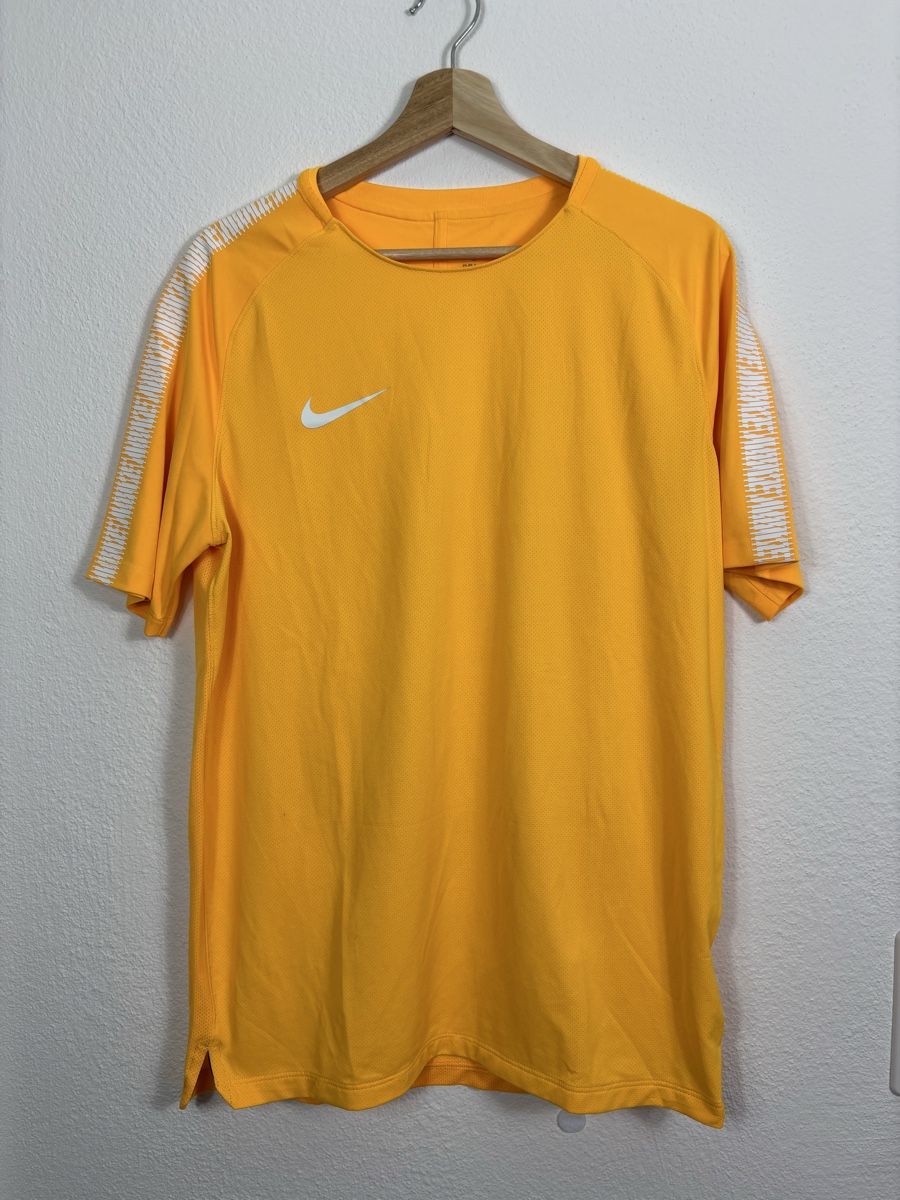 Nike T-shirt: Nike Sportshirt – Usato da Solothurn venduto da skillsine