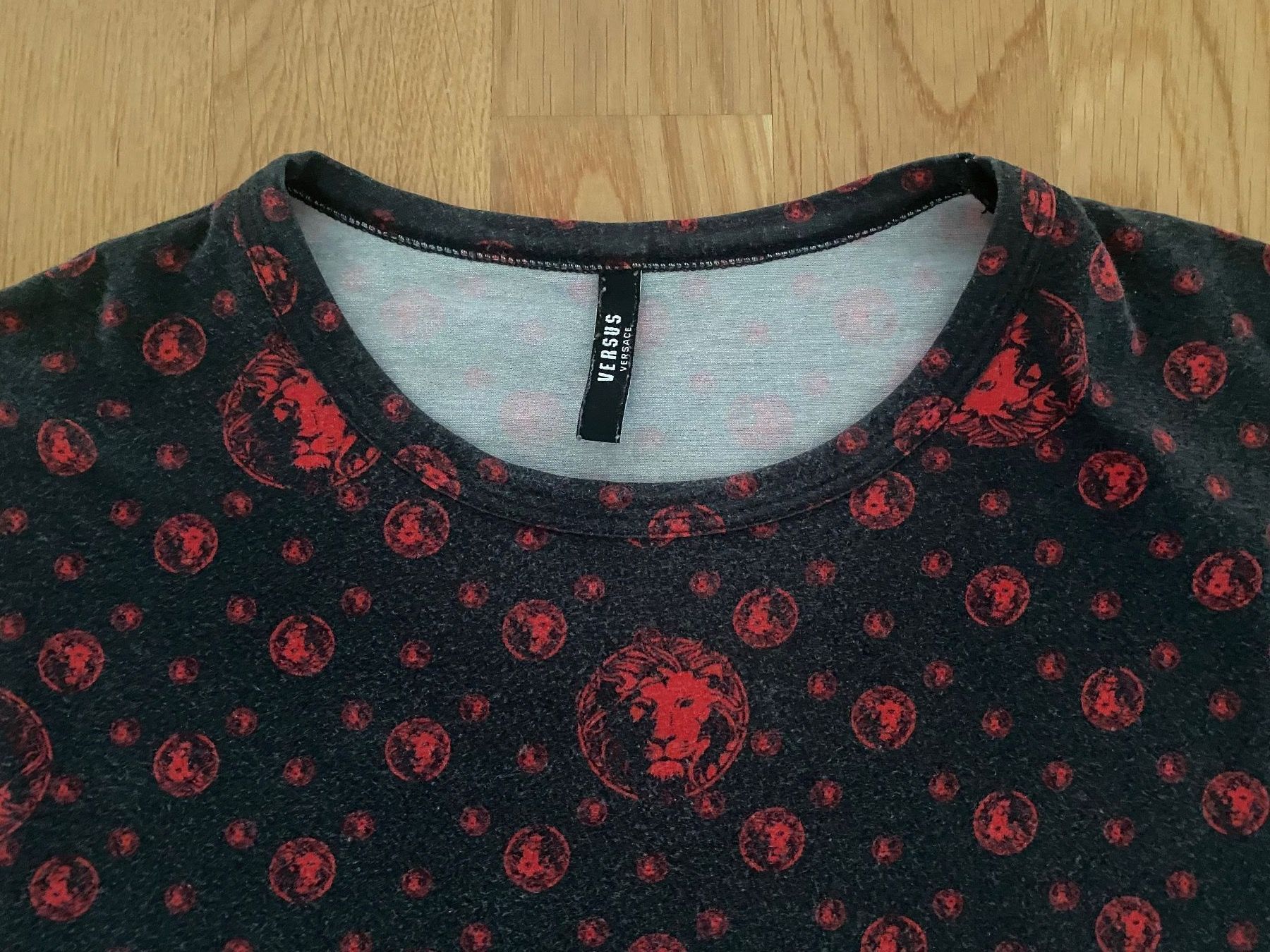 Versace T-shirt: ORIGINAL VERSACE T-SHIRT SMALL GRATIS VERSAND! – Usato da Birr venduto da rockie53 1