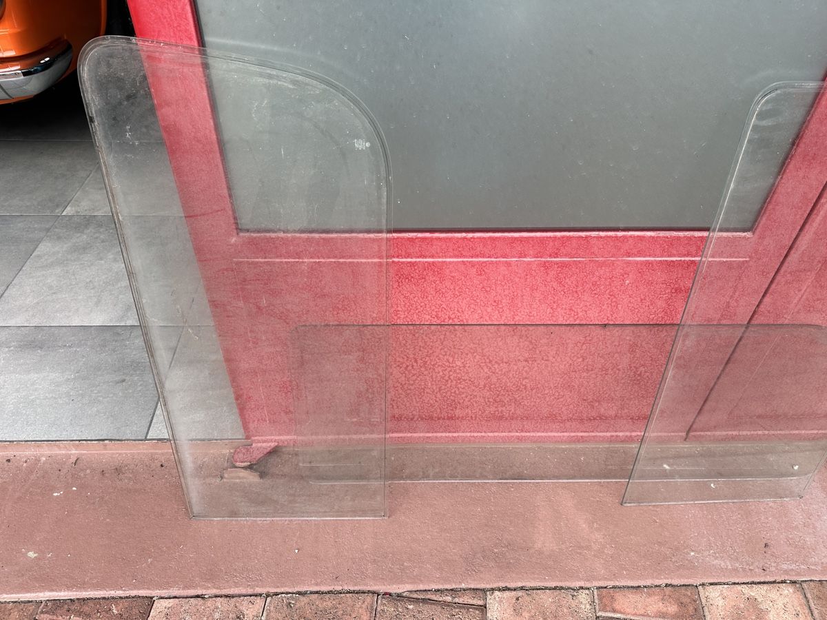 Finestre: VW T2 Fenster Scheiben Glas – Usato da Alpnach-Dorf venduto da Skai0 1