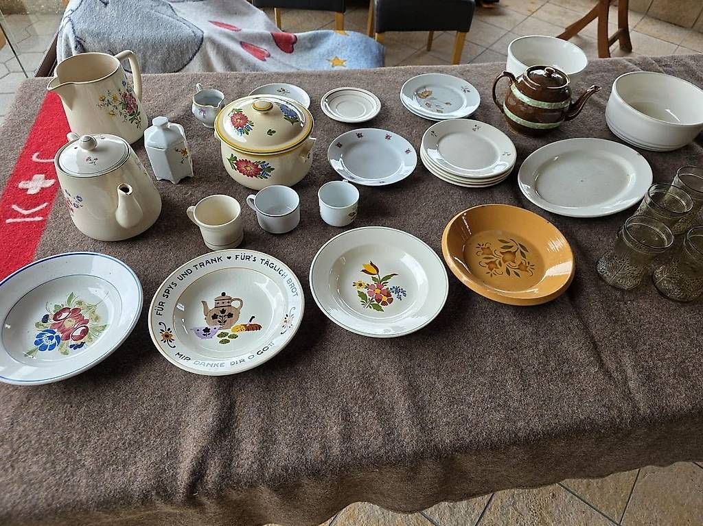 Set di piatti: Diverses Geschier zum teil Antik – Usato da Schwarzenegg venduto da Stakro