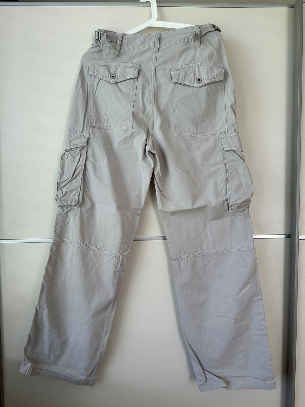 Bershka Pantaloni: beige Cargohose – Usato da Romanshorn venduto da ila_2nzf 1
