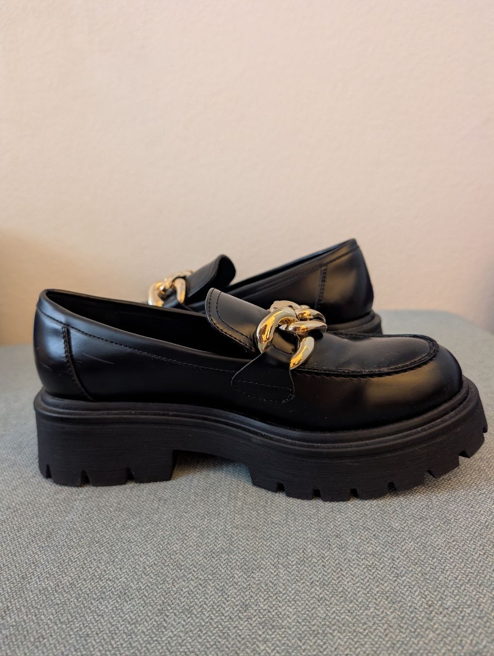Scarpe da donna: Mocassins noirs à chaîne dorée compensés taille 38 – Nuovo (secondo la descrizione) da Lausanne venduto da van_y8sq 1