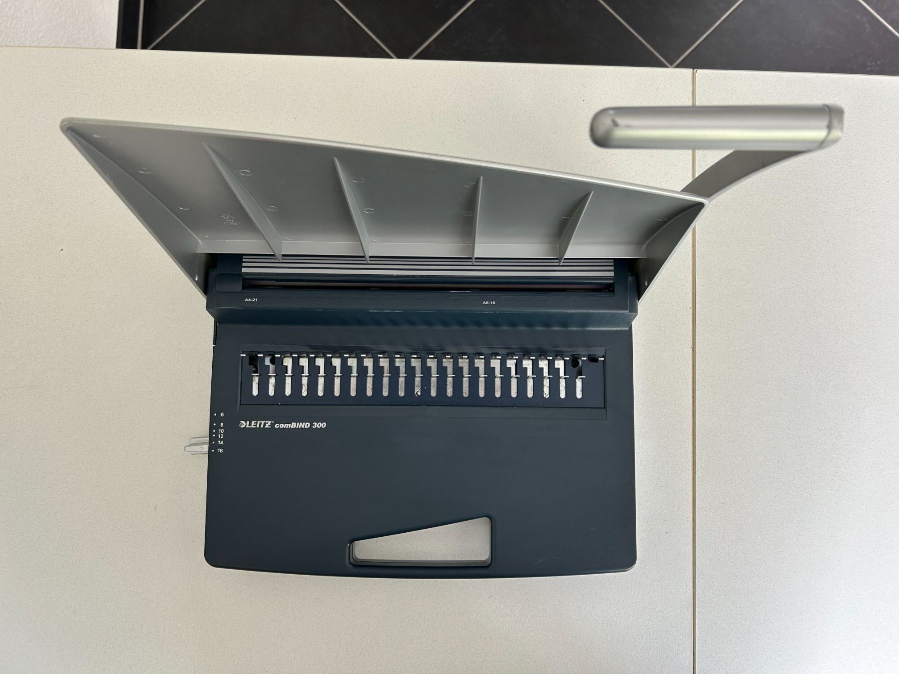 Leitz Machines à relier: Bindegerät Leitz comBIND 300 – D'occasion à Zumikon par meter03 1
