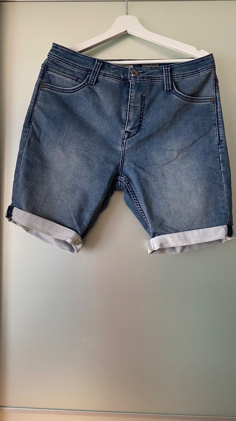 Jeans: Kurze Jeans von Urban Surface, Grösse 33 – Gebraucht aus Zürich von hulahup