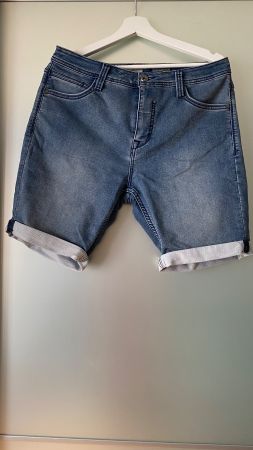 Kurze Jeans von Urban Surface, Grösse 33