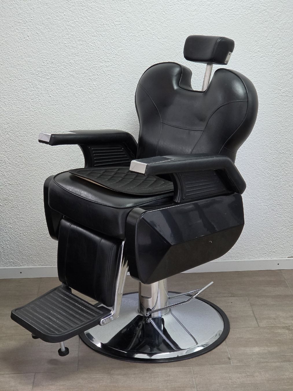 Vidaxl Poltrone: Barber- Friseurstuhl höhenverstellbar.. – Usato da Bischofszell venduto da Malabi