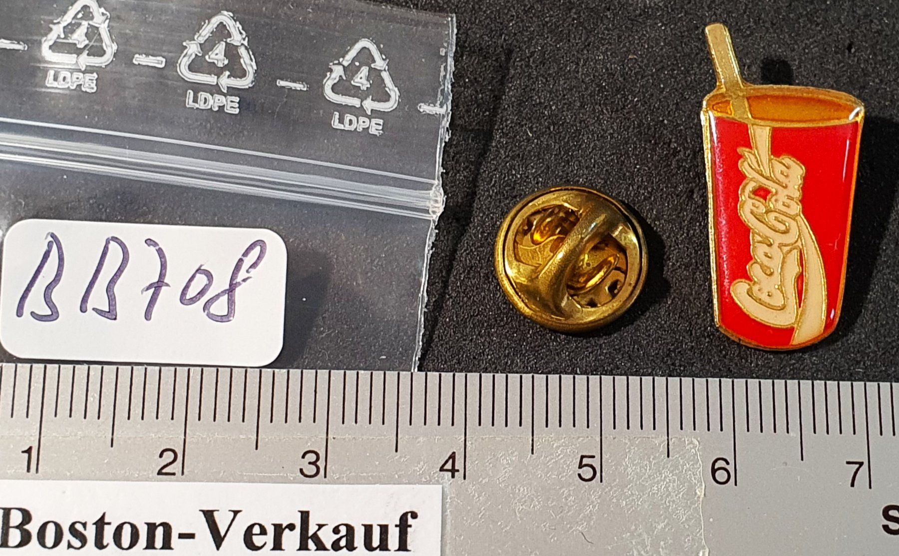 Placchette & Badge: BB708 - Pin Coca Cola Coke Becher – Usato da Reinach BL venduto da Boston-Verkauf 1