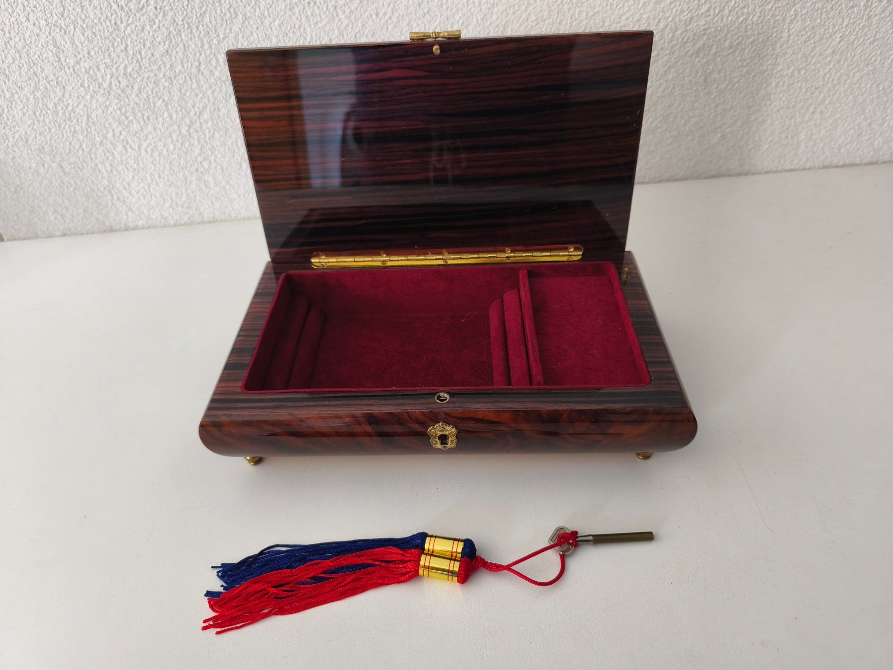 Cassapanche: Elegante Schmuckschatulle mit Musik – Usato da Kleinandelfingen venduto da Warchimedes 2