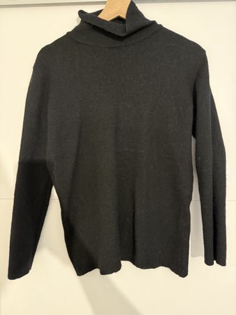 Schwarzer Rollkragenpullover, Grösse M