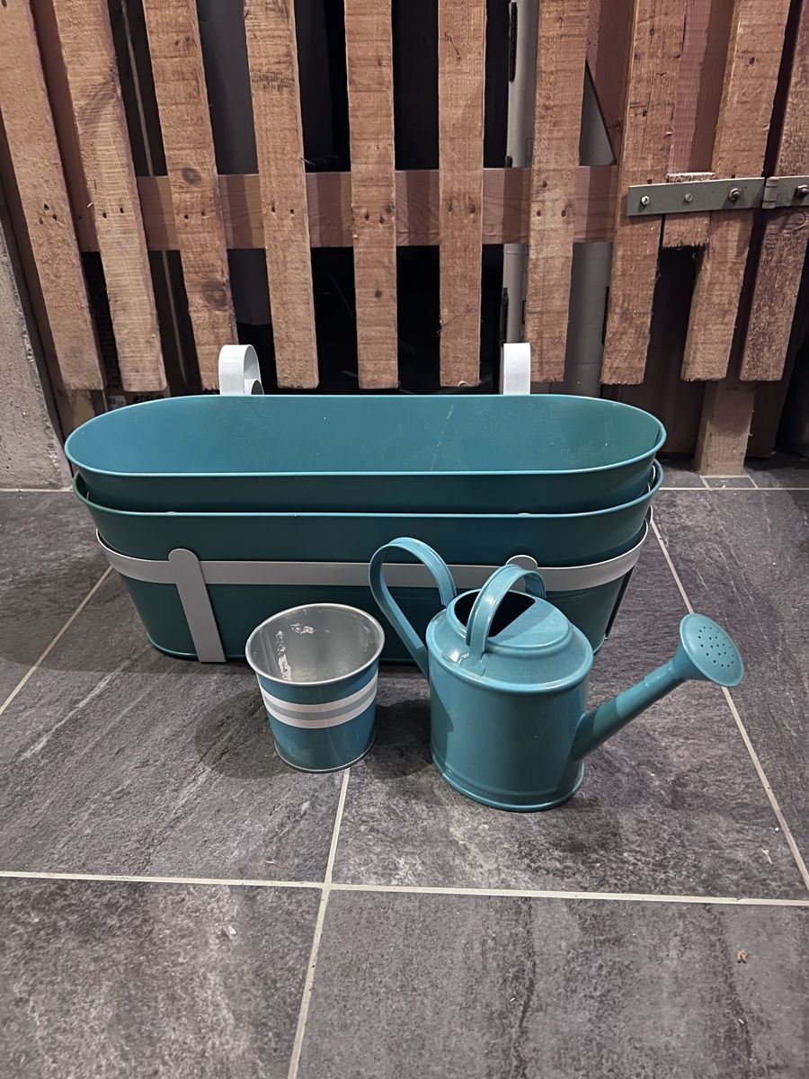 Pots de fleurs: Hängeblumentöpfe mit Giesskanne – D'occasion à Luzern par vivientth