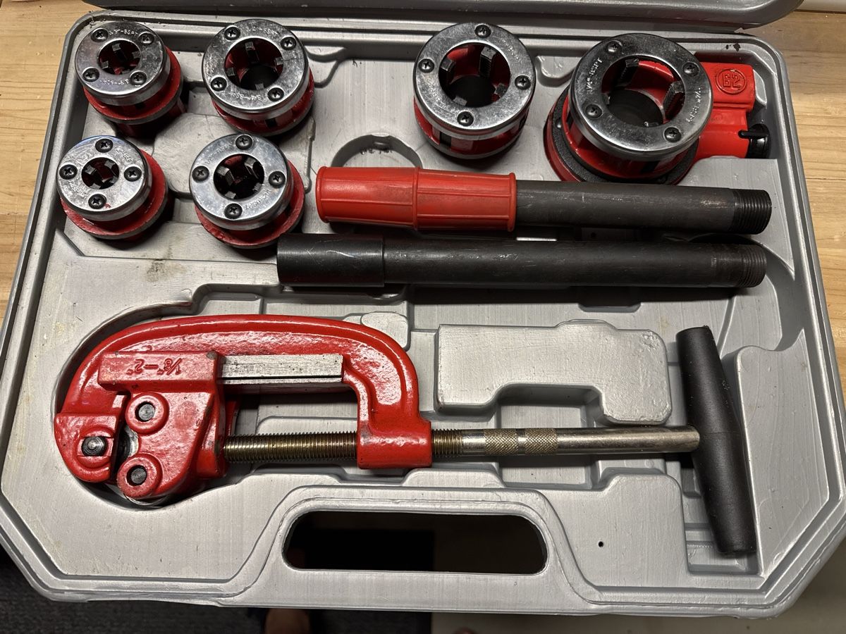 Alle Werkzeuge: Rohr Gewindeschneider Set – Gebraucht aus Maisprach von 4464