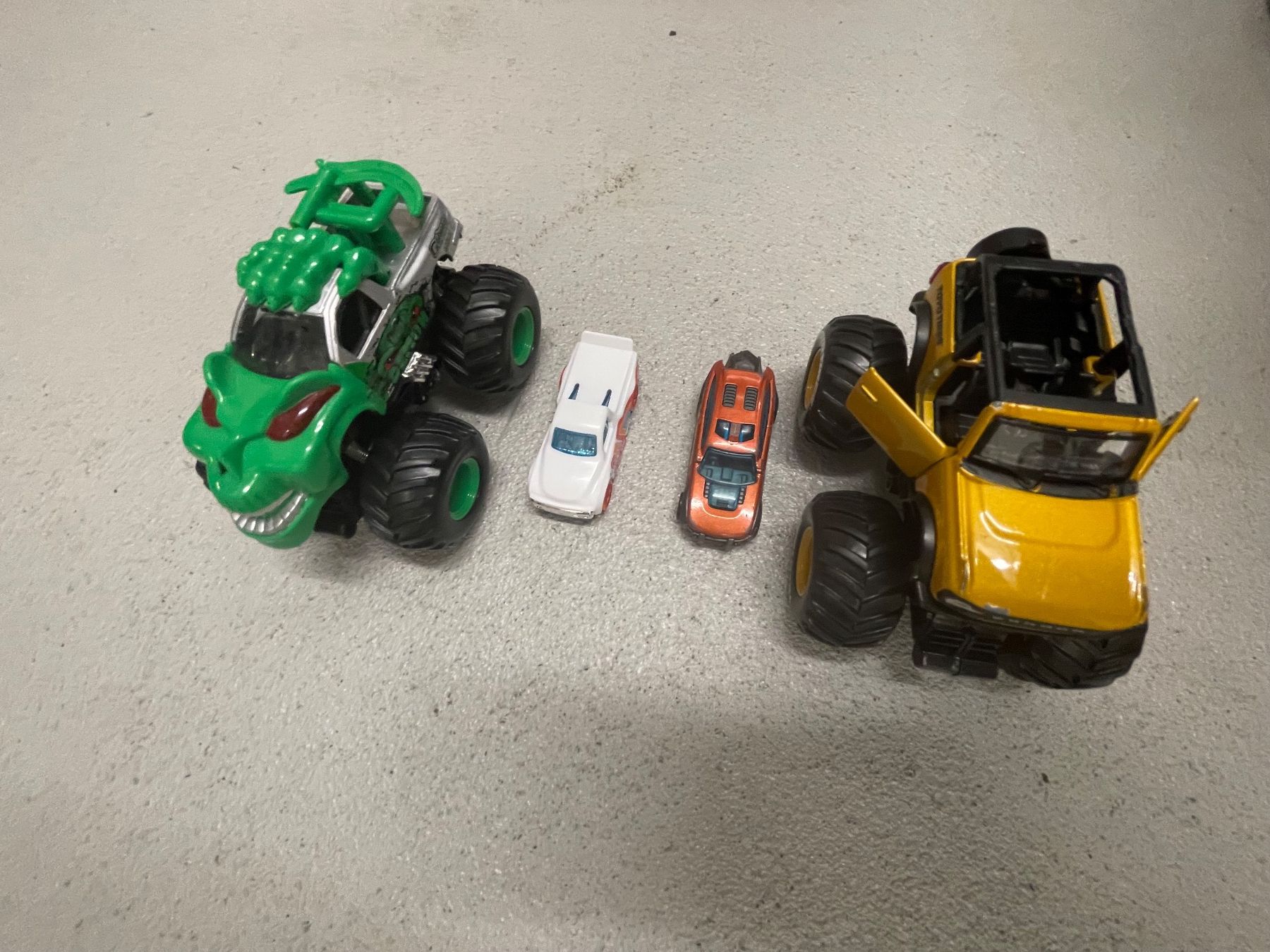 Jouets: Diverse Autos und  Monstertrucks – D'occasion à Baar par Chrila3