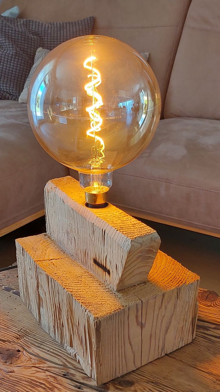 Lampen: Tischlampe Seeger mit einem Altholz-Sockel – Neu und originalverpackt aus Egnach von Oldwoodstyle 3