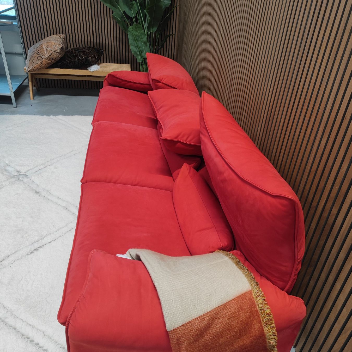 Cassina Sofas: Cassina Maralunga Dreisitzer-Sofa in Rot – Neu und originalverpackt aus Zürich von Nexclusives.com 2