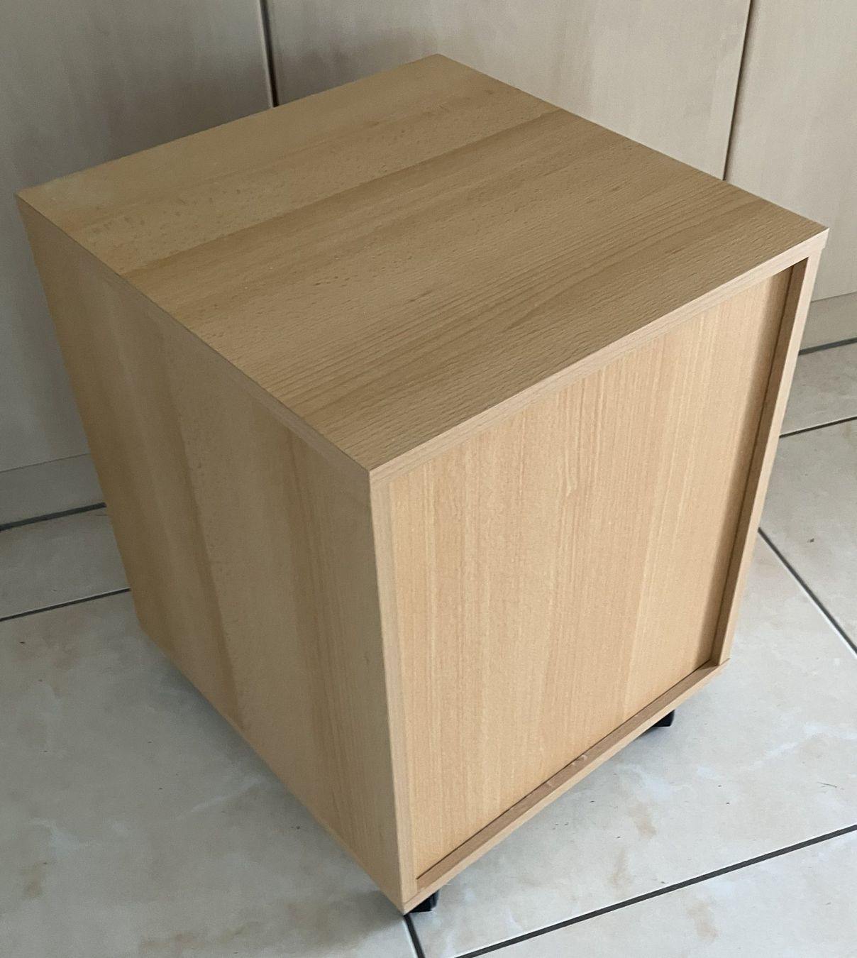 Banconi: Mobiler Rollcontainer / Nachttisch aus Holz mit 2 Schubladen – Usato da Luzern venduto da FeU 1