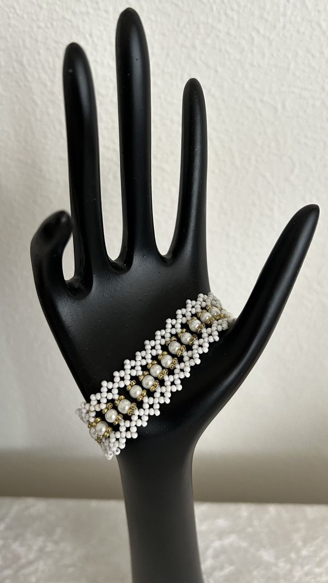 Armbänder & -reifen: Perlenarmband, Handarbeit, weiss, gold,elegant – Neu (gemäss Beschreibung) aus Ettiswil von nat_9vgc