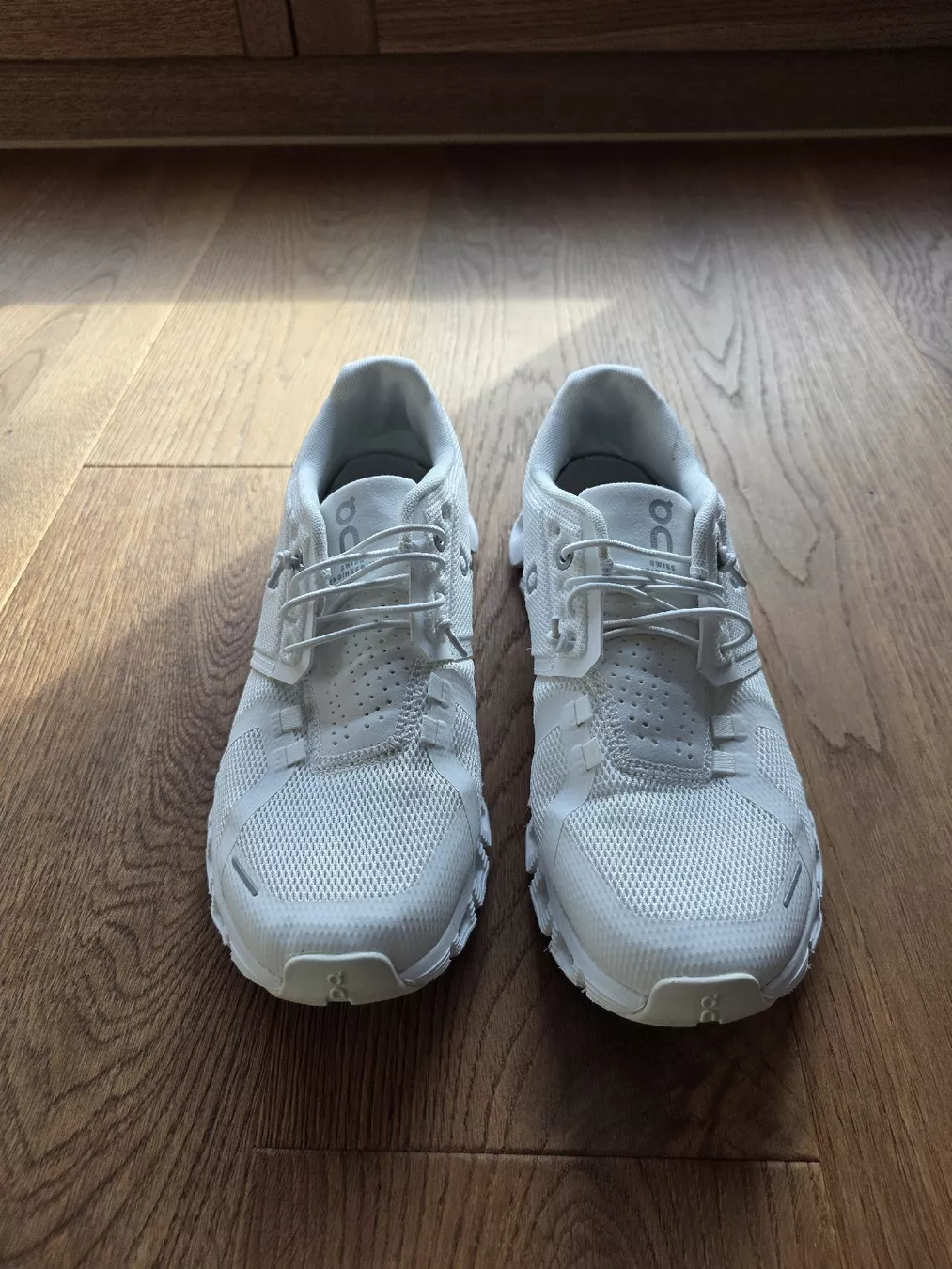 On Scarpe da donna: On Running Cloud Schuhe weiss gebraucht – Usato da Tuggen venduto da Restposten_secondh 1
