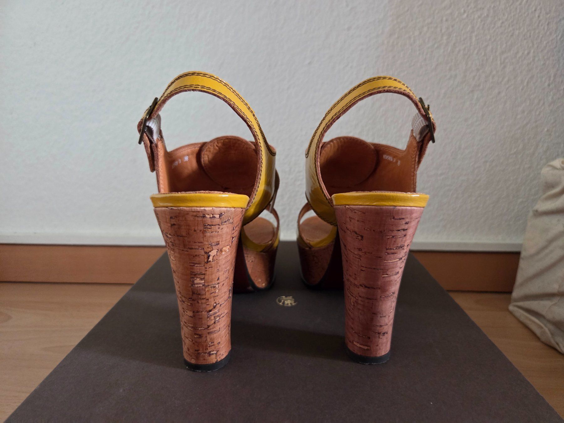 Chie Mihara Chaussures femmes: Chie Mihara Platosandalen Gr. 38 – D'occasion à Zürich par kat_7wq2 4