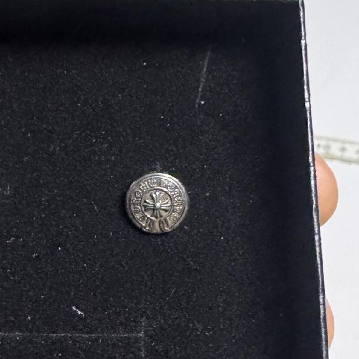 Chrome Hearts Orecchini pendenti & Orecchini a lobo: Title: Chrome Hearts Gothic Stud Earrings - 925 Silver – Nuovo e nell'imballaggio originale da Caviano venduto da reselleo21 3