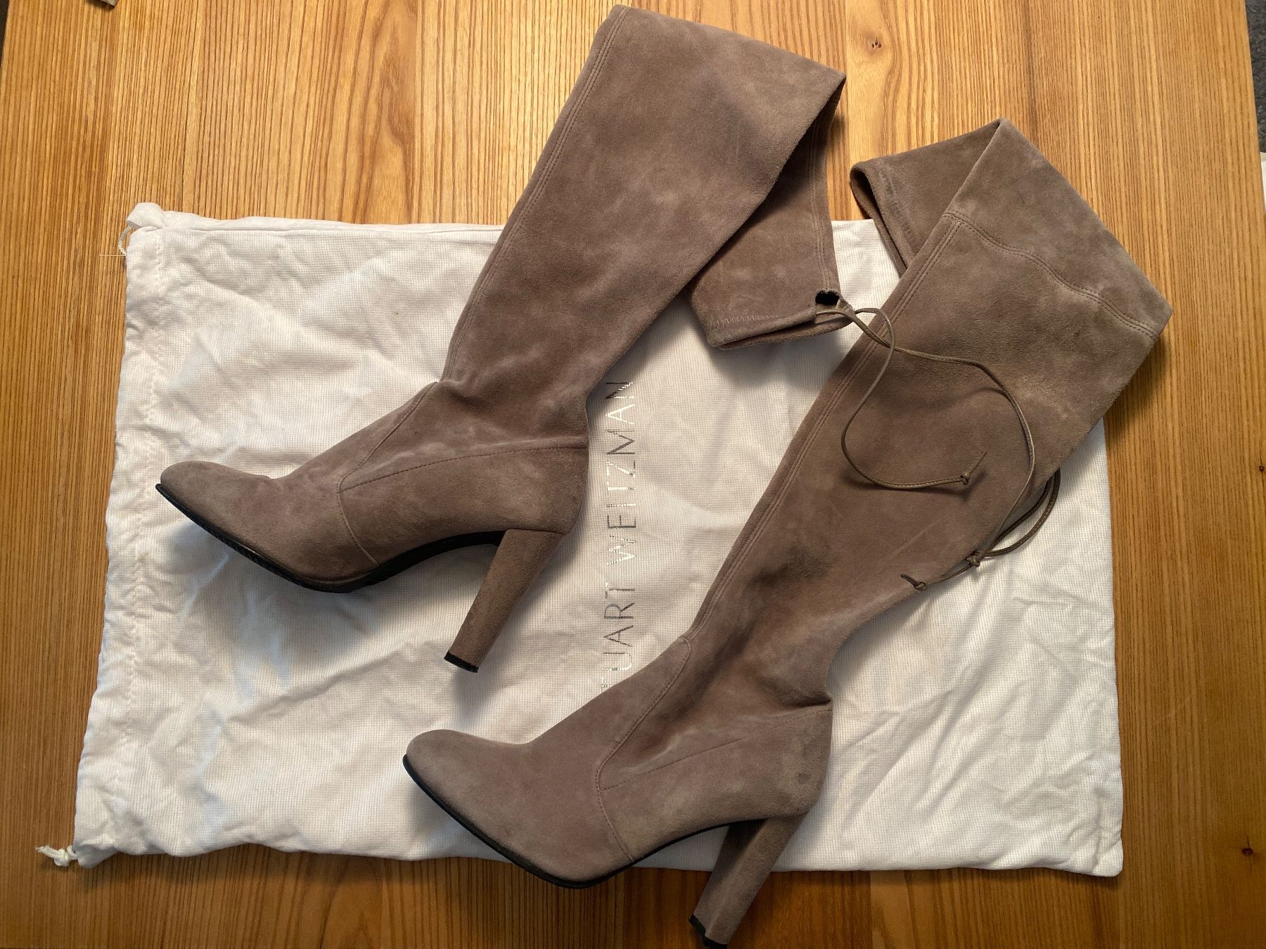 Stuart Weitzman Chaussures femmes: Stuart Weitzmann Overknee Stiefel in grau – D'occasion à Urdorf par Ladivina