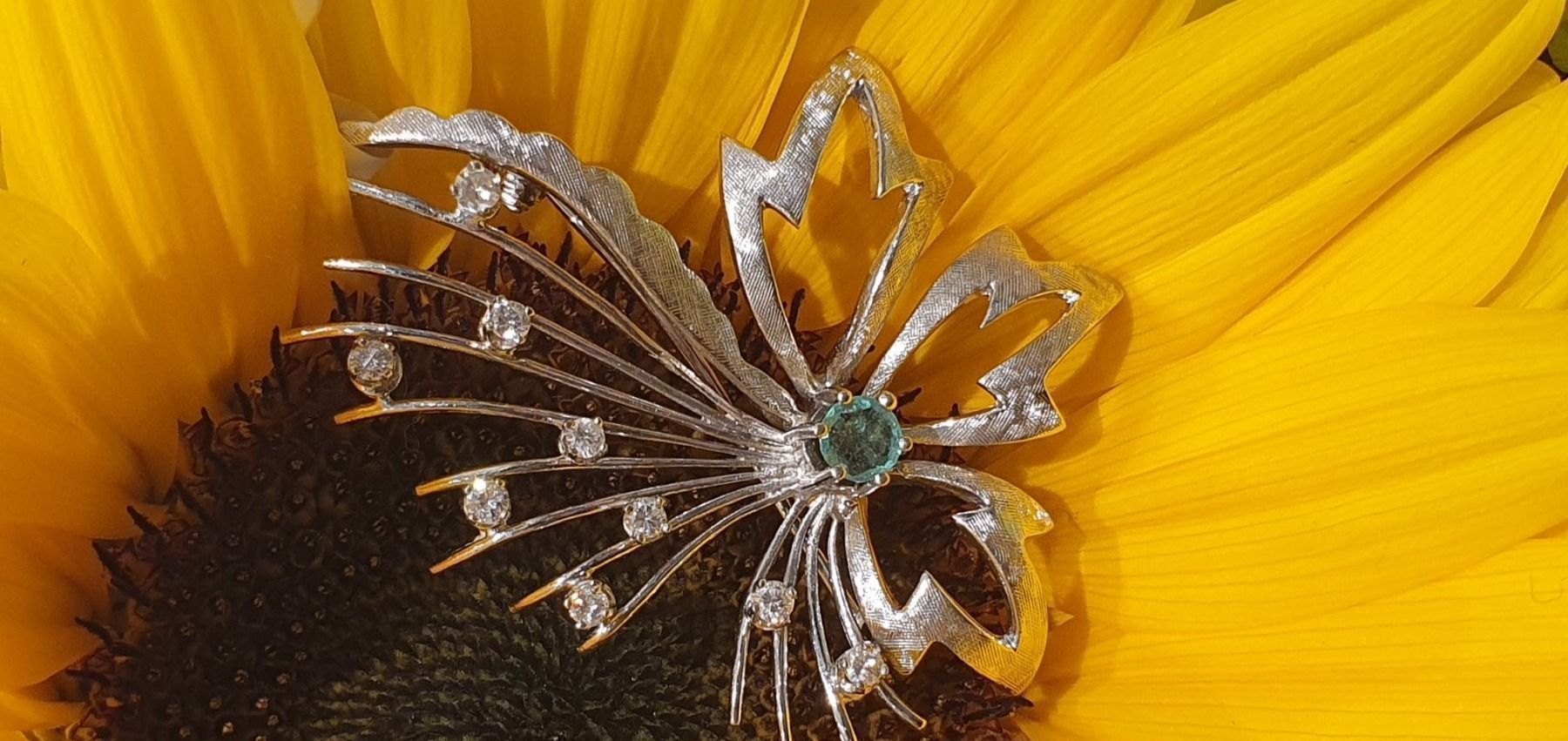 Spille & Fermagli: Smaragd Brosche aus Weissgold Diamanten – Nuovo (secondo la descrizione) da Unterägeri venduto da Altgoldschmuck 8