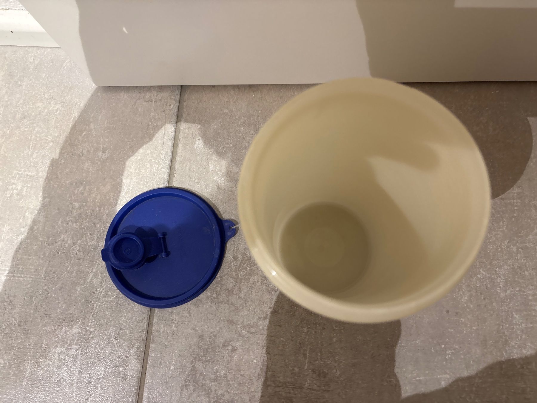 Tupperware Contenitori & Simili: Tupperware Getränkebecher mit Deckel – Usato da Bülach venduto da Jackybabue 1