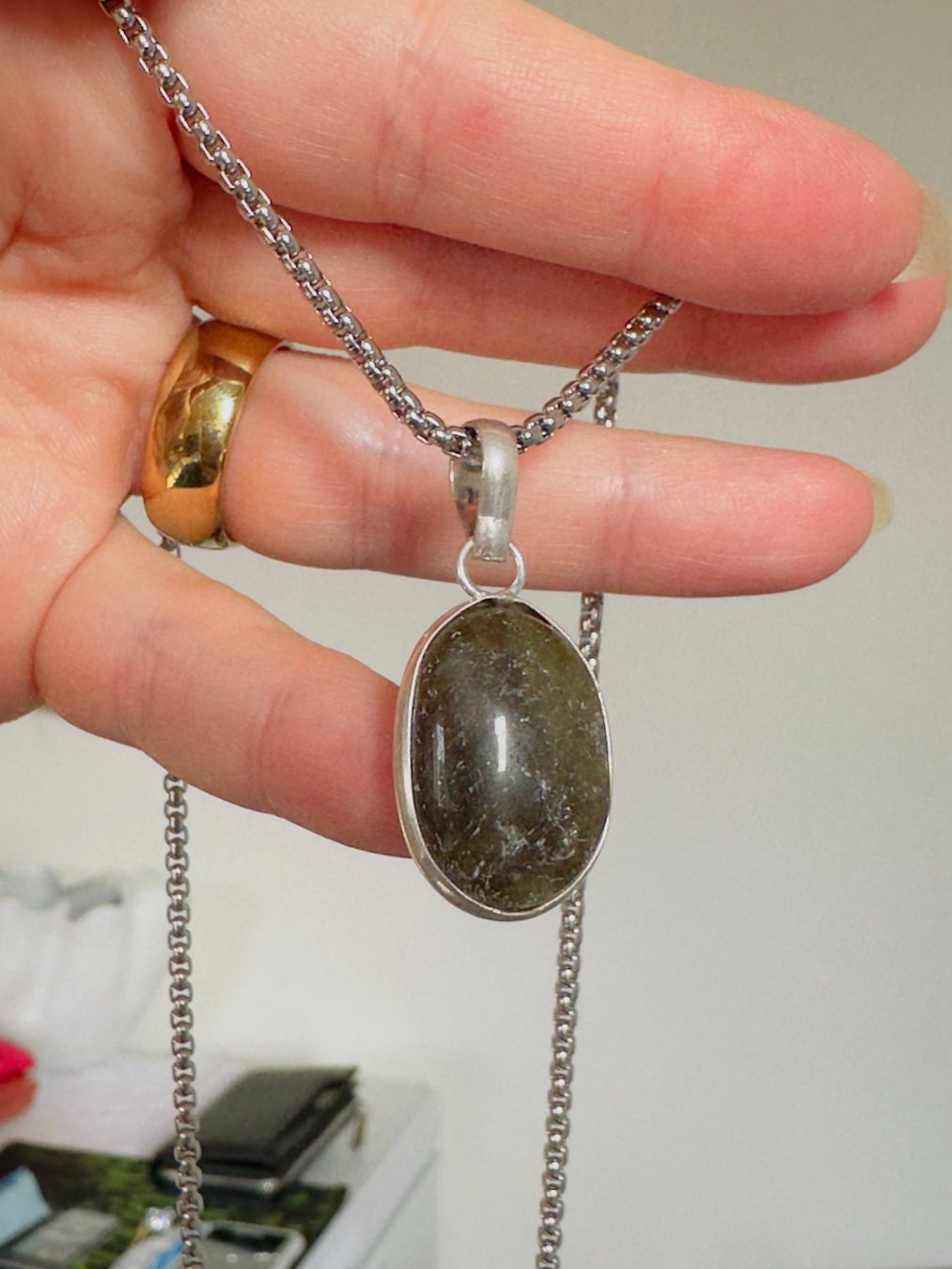 Ketten: Fashionable labradorite necklace – Neu und originalverpackt aus Genève von AGBERG 1