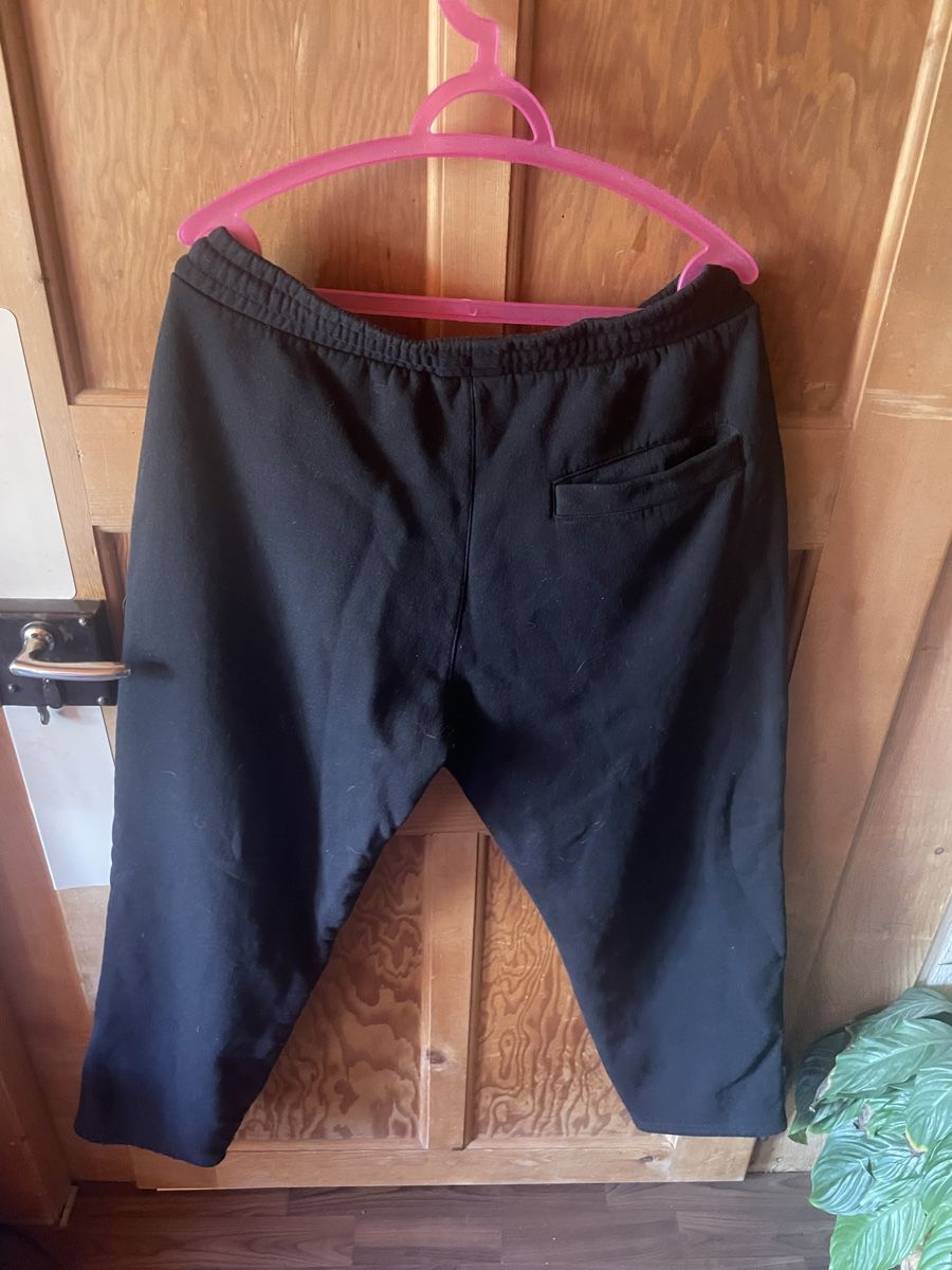 Pantaloni: Schwarze Trainerhose mit Tasche – Nuovo (secondo la descrizione) da Lenk im Simmental venduto da banane50626 1