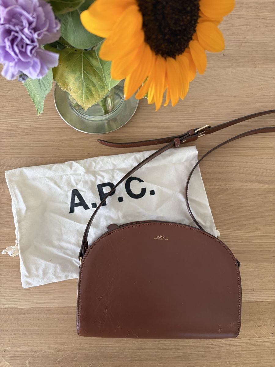 Apc Taschen für Damen: A.P.C. Demi-Lune Tasche Leder – Gebraucht aus Zürich von ale_gp7t