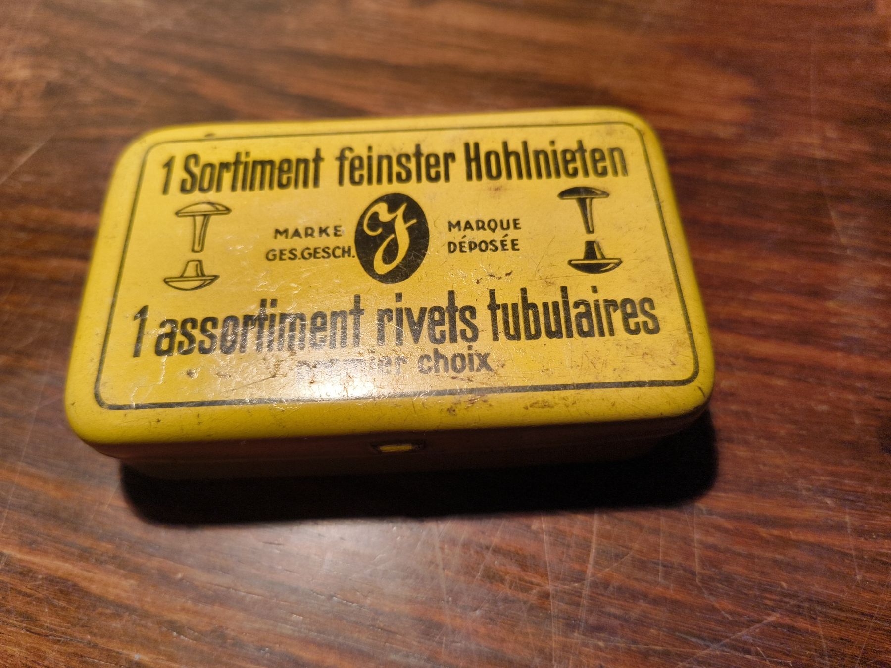 Tutti gli attrezzi: Blechdose gelb Sortiment feinster Hohlnieten Hoffmann Thun – Usato da stettlen venduto da VintageBern_ch