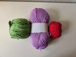 Wollknäuel Set drei Farben grün violett rot, gebraucht