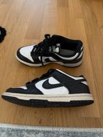 Baskets Nike Dunk Low noir et blanc état occasion