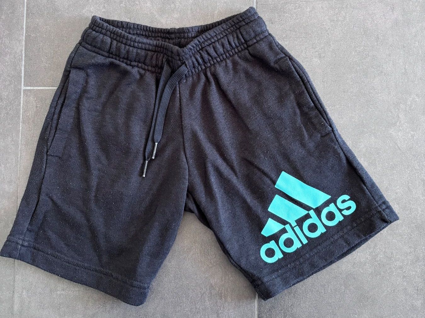 Adidas Pantaloni: Adidas Shorts Gr. 116 – Usato da Oberägeri venduto da MariaLehman