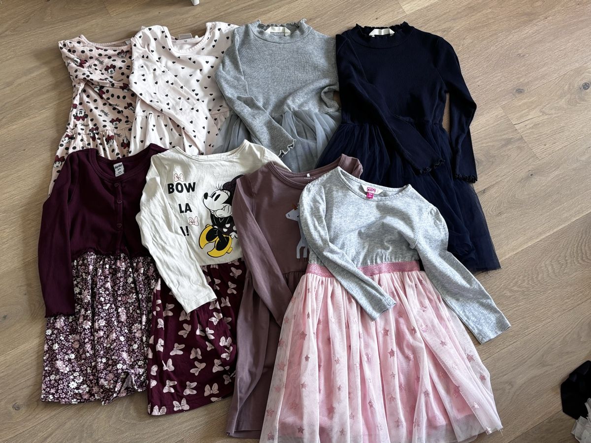 Lotti & Set di vestiti: Mädchen Kleiderpaket Kleid Grösse 104 – Usato da Wahlen b. Laufen venduto da Slash077