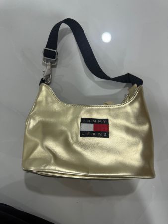 Goldene Tommy Hilfiger Tasche – ein Hingucker im Sommer! ☀️