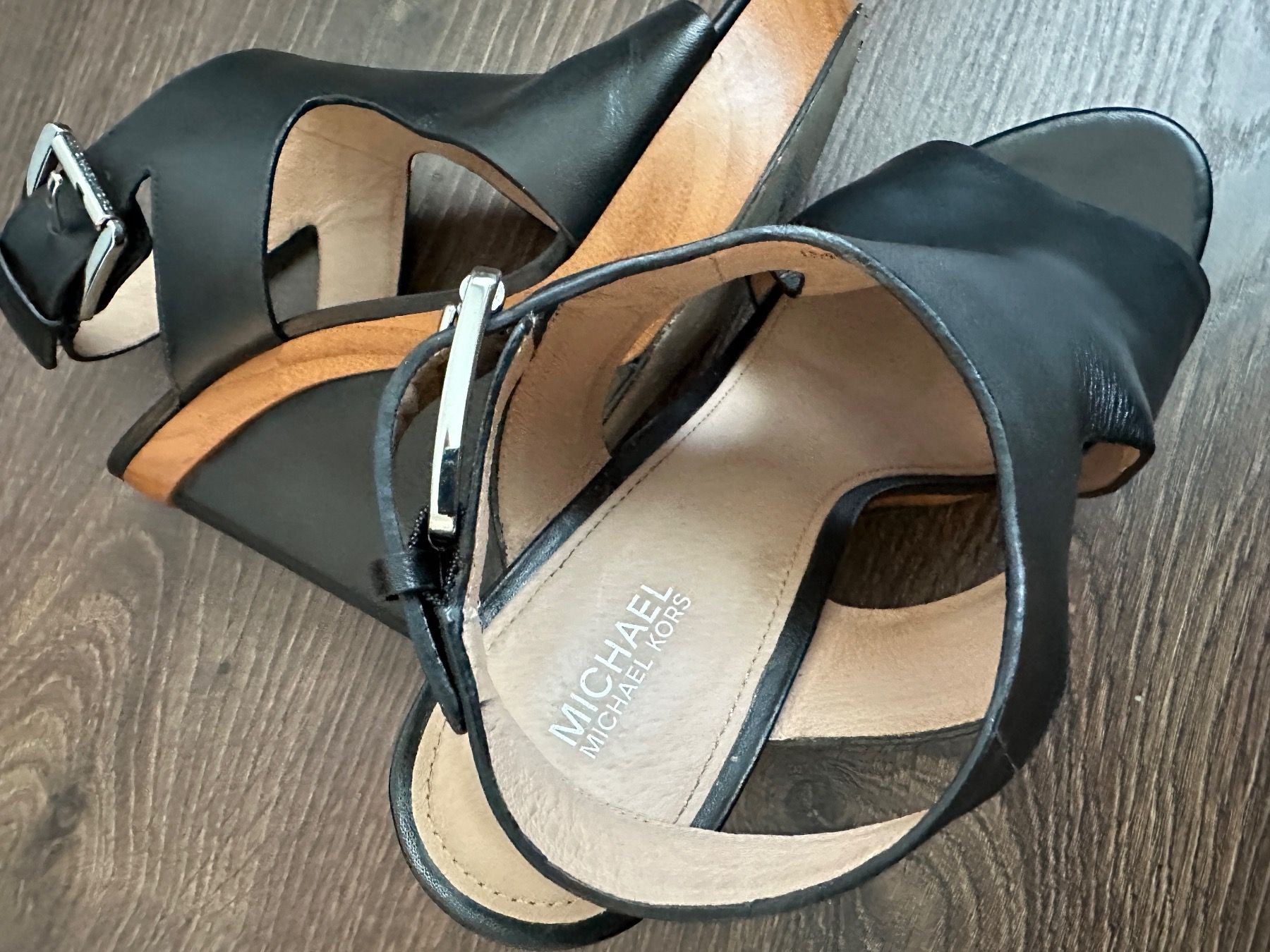Michael Kors Scarpe da donna: Michael Kors Ledersandalen mit Absatz, Gr. 37.5 – Usato da Basel venduto da morochadelsur 4