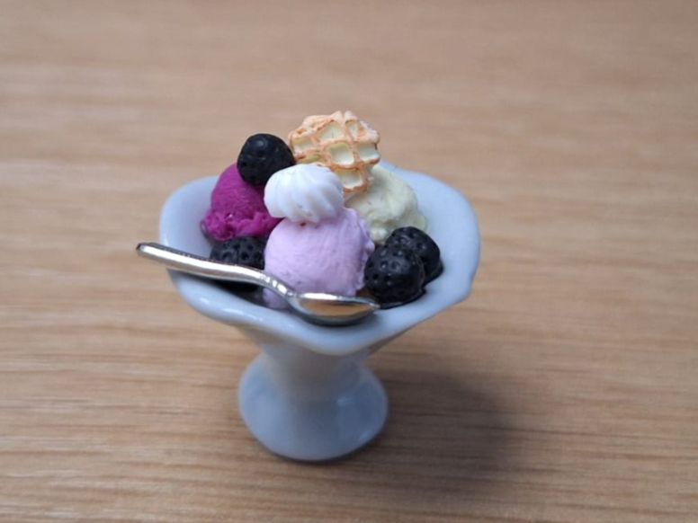 Puppenhäuser & -möbel: Handmade Coupe Eisbecher mit Brombeeren, Keramik Eisbecher – Neu (gemäss Beschreibung) aus Zürich von HandmadeTinyFood 2