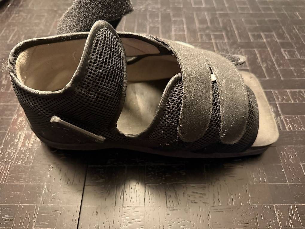 Appareils médicaux: DARCO-Schuh bei einem Gipsfuss – D'occasion à Therwil par lmi_wb2l 1