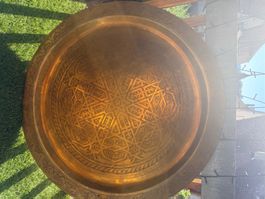 Magnifique grand plateau marocain en laiton gravé, provenanc