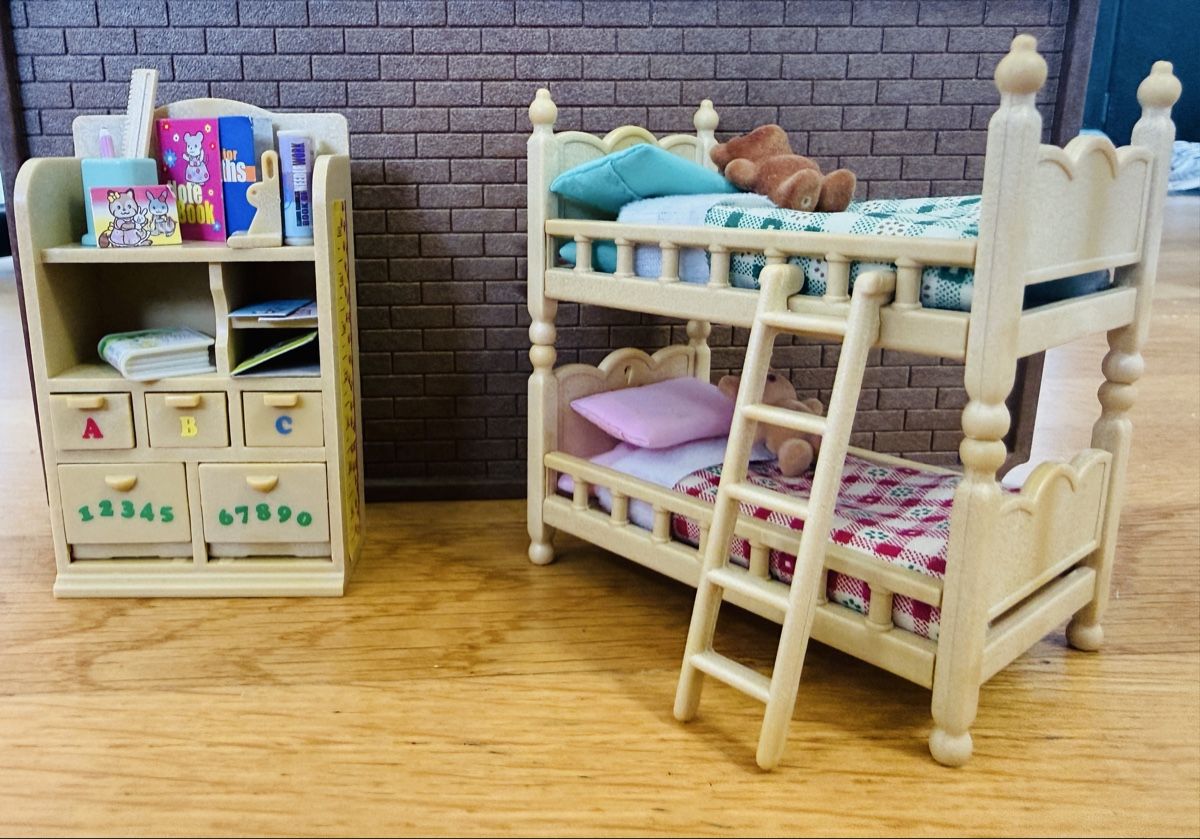 Sylvanian families Giocattoli: Lit superposé miniature et bibliothèque - parfait état – Usato da Grand-Lancy venduto da Roteli76