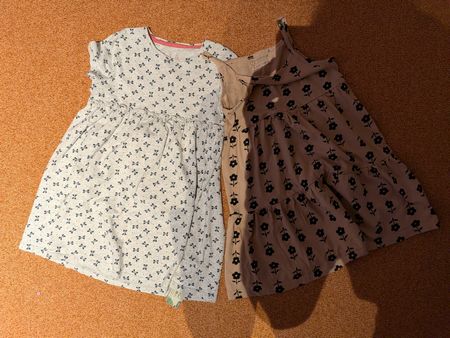 Zwei Mädchenkleider mit Muster in Grösse 110 bis 116