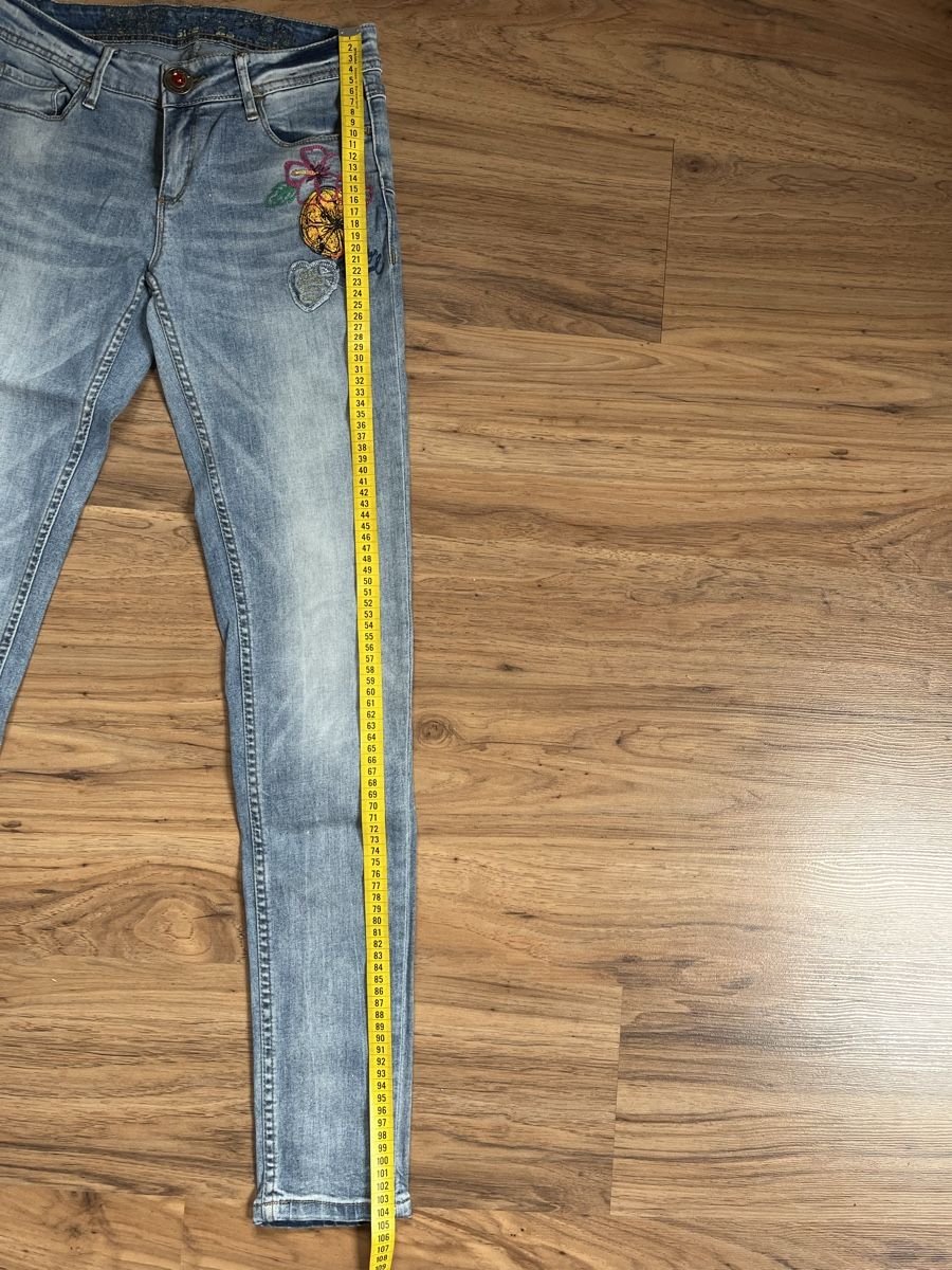 Desigual Jeans: Jeans DESIGUAL mit Stickerei – Gebraucht aus Oberbüren von len_5q92 5