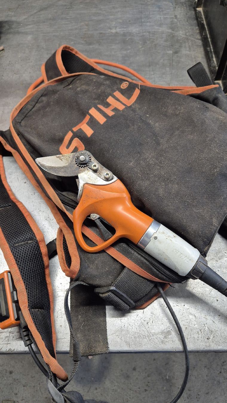 Stihl Tutti gli attrezzi: Sécateur Stihl – Usato da Courrendlin venduto da MouttetMachines